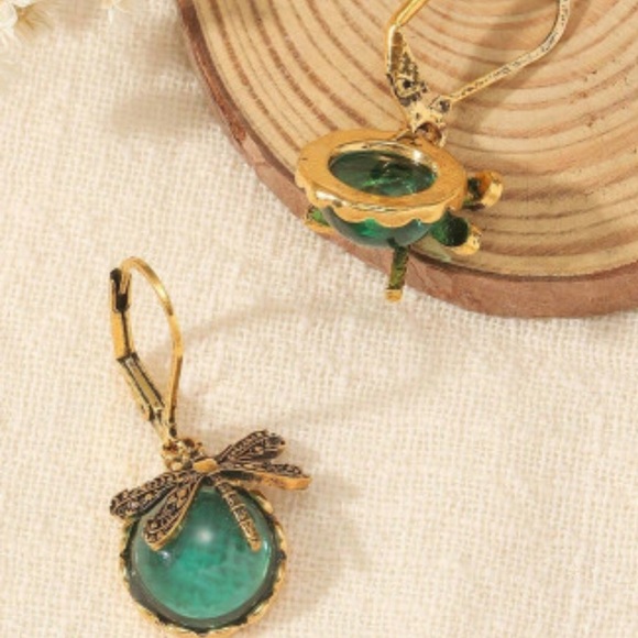 New Vintage Styled Dragonfly Crystal Drop Earrings in Grass Green - Picture 3 of 4